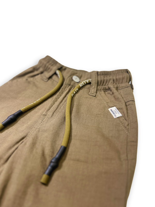 Boys' dark khaki or olive green casual trousers with a comfortable elastic waistband, straight leg, and a thick, multicolored contrast rope drawstring.
Export to Sheets