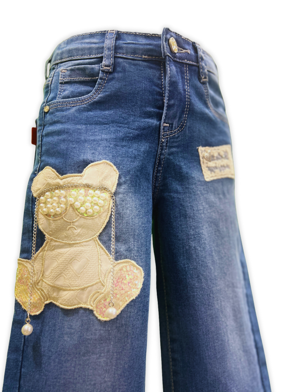 Girls' medium blue wash wide-leg denim jeans with an embroidered teddy bear patch decorated with pearls on the left leg, and a lace patch on the right.
Export to Sheets
