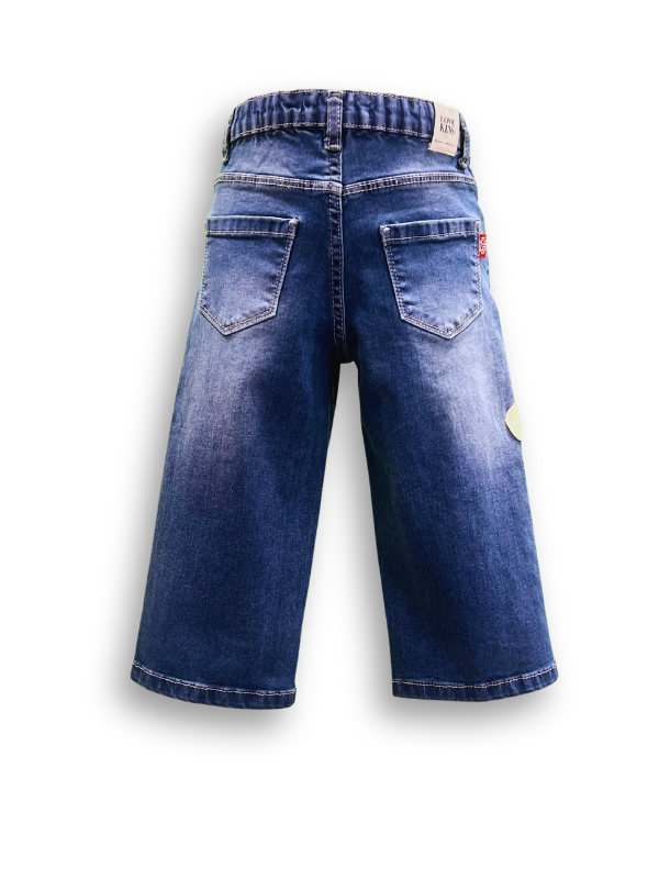 Girls' medium blue wash wide-leg denim jeans with an embroidered teddy bear patch decorated with pearls on the left leg, and a lace patch on the right.
Export to Sheets