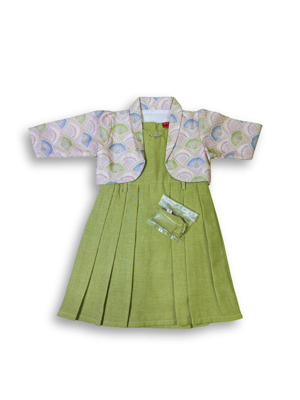 Girls' green pleated sleeveless dress paired with a detachable, short-sleeved bolero jacket featuring a light pastel fan-like print.
Export to Sheets