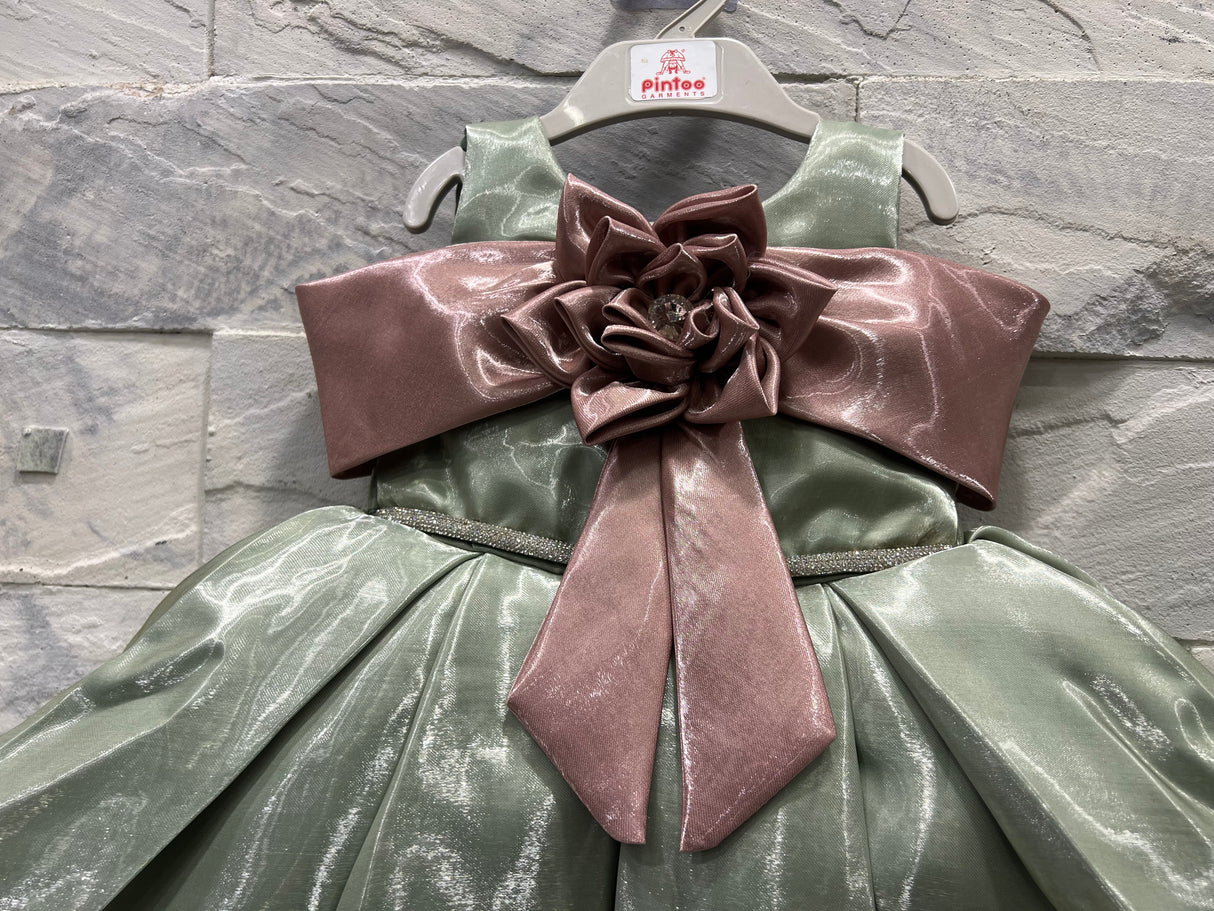 Girls’ Elegant Satin Party Dress with Oversized Bow and Floral Accent – Green