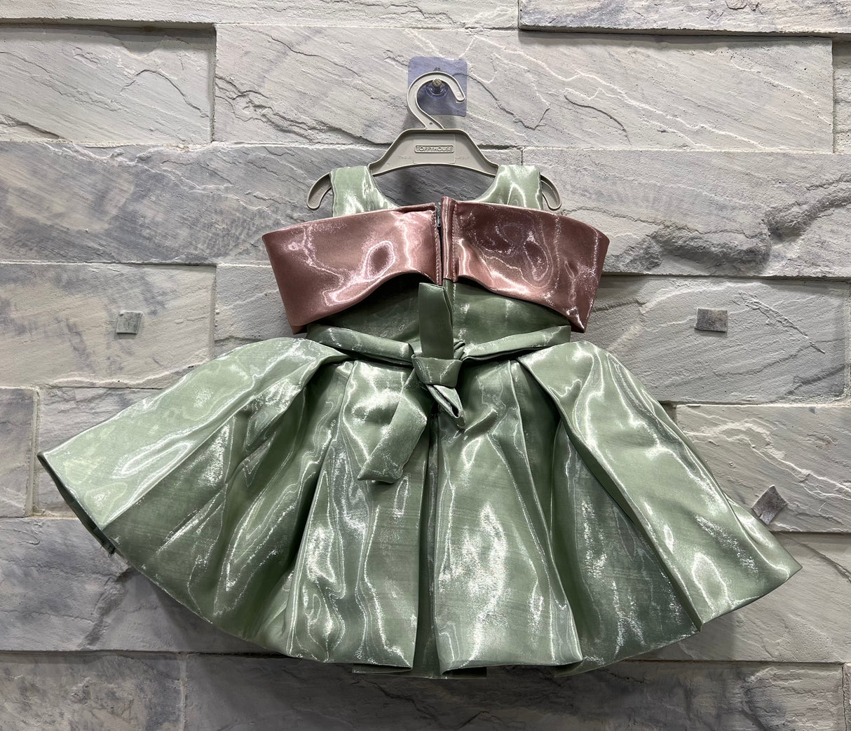 Girls’ Elegant Satin Party Dress with Oversized Bow and Floral Accent – Green